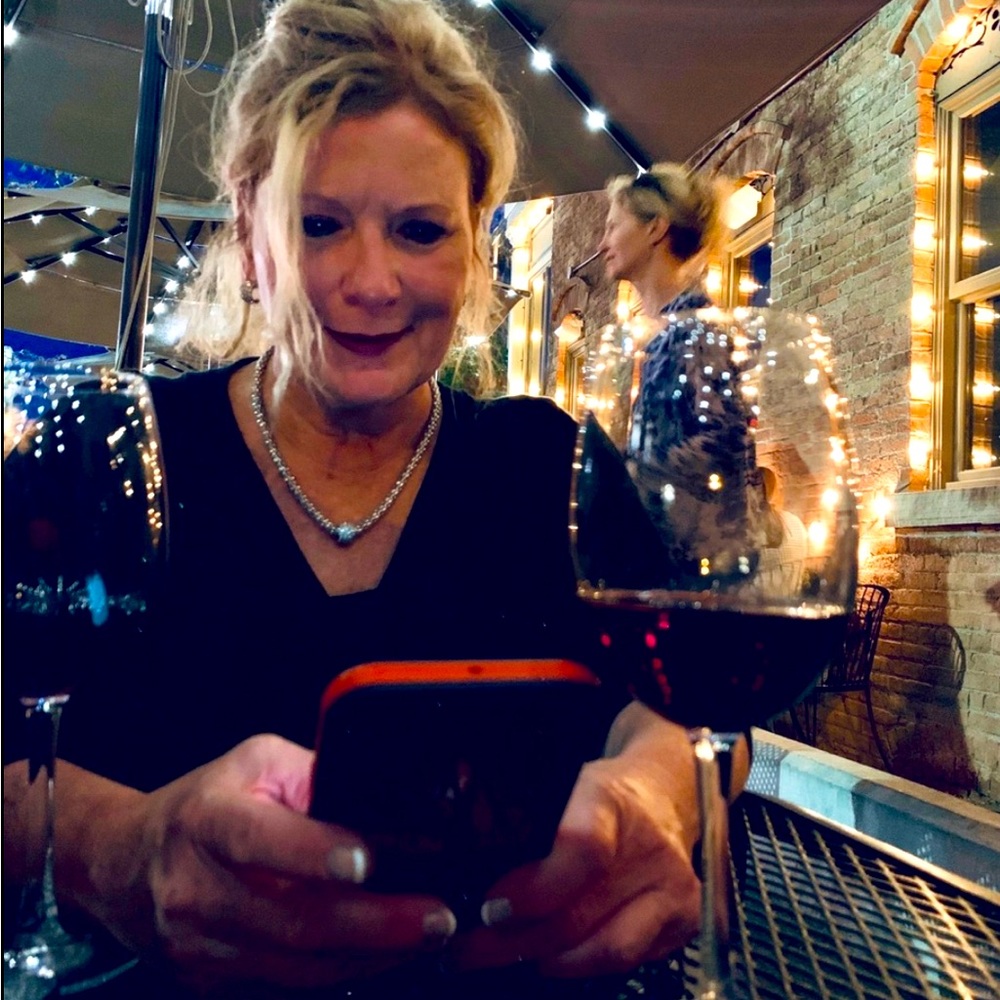 Meet your Posher, Larissa